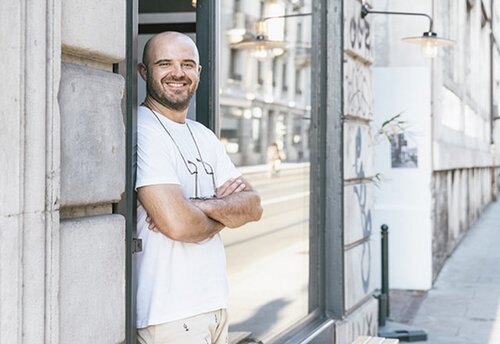 Julien Roques devant un établissement à Genève